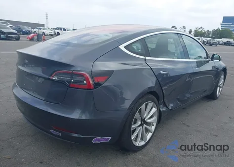 2018 Tesla Model 3 Long Range/Mid Range z USA, uszkodzony, nr VIN 5YJ3E1EA8JF023745